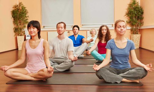 grupo de personas meditando