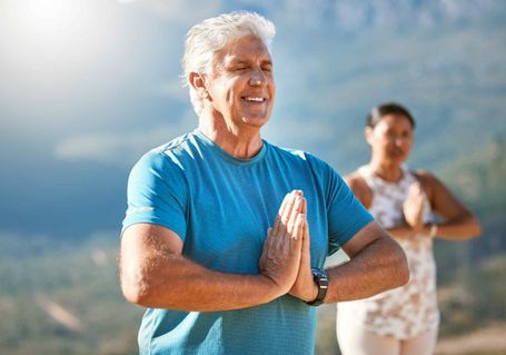 hombre y mujer haciendo yoga