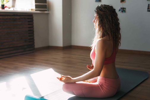 chica haciendo yoga