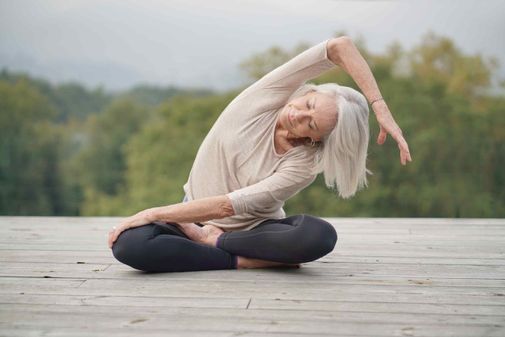 señora haciendo yoga