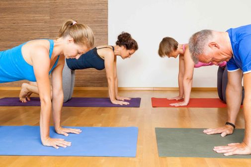 grupo de personas haciendo yoga