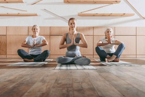 tres chicas meditando