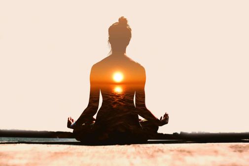 silueta de mujer haciendo yoga